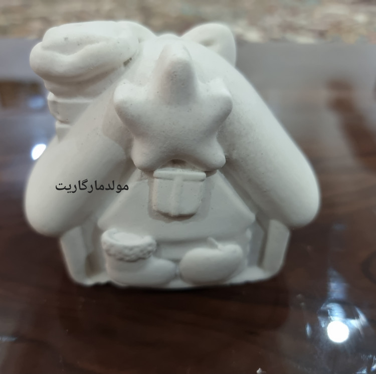 جزئیات برجسته گل و پنجره روی کلبه سنگی تولید شده از قالب سیلیکونی اختصاصی